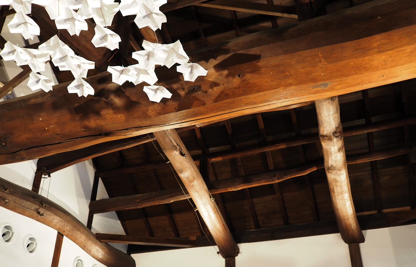 浄蓮寺 400年の梁と和モダンな美濃和紙